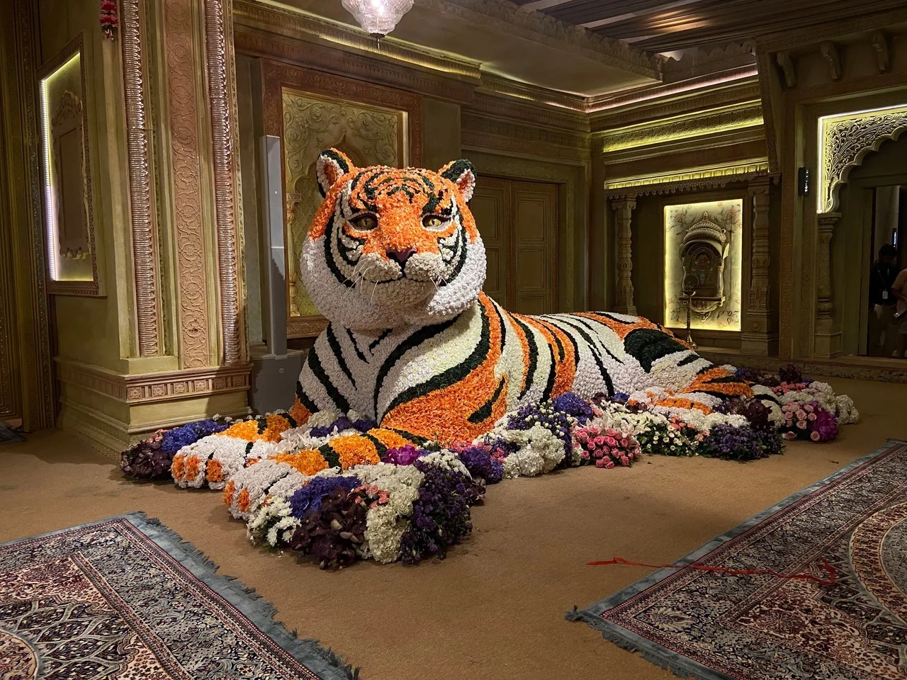 Sculptură florală în forma unui tigru
