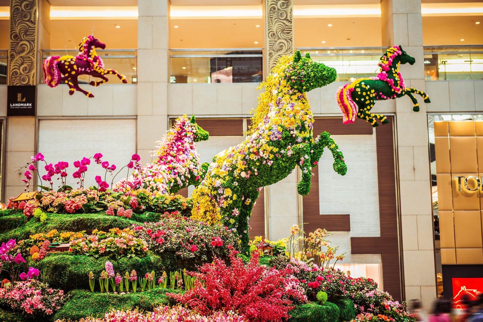 Instalație publică Preston Bailey cu sculpturi florale în forma unor cai