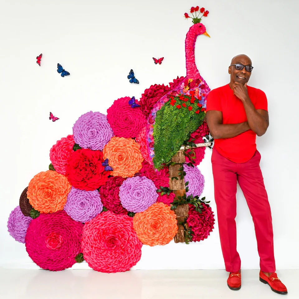 Preston Bailey alături de o sculptură florală monumentală